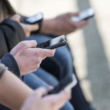 Plus de deux millions de mineurs sont exposés chaque mois à des contenus pornographiques en France (image d'illustration).